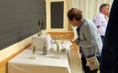 Els veïns han observat amb curiositat les nano-escultures de Pallarés.