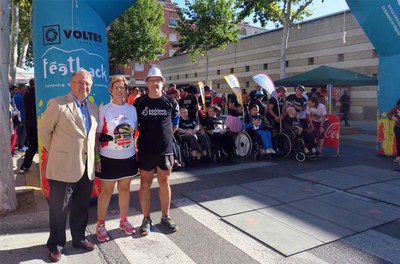 La regidora d'Esports, Montse Parra, en la línia de sortida abans de participar en la cursa.