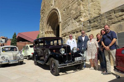 Diversos regidors han visitat l'exposició de cotxes antics.