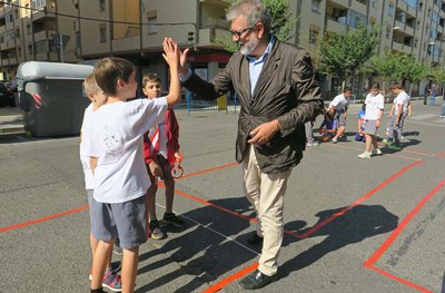 Fèlix Larrosa ha saludat els alumnes que han participat enguany en la celebració del Dia sense Cotxes a la ciutat.
