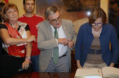 La presidenta del Parlament ha signat al llibre d'Or de la ciutat..