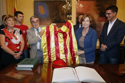 L'alcalde ha lliurat a Forcadell el Llibre dels Usatges i la Presidenta, una senyera..