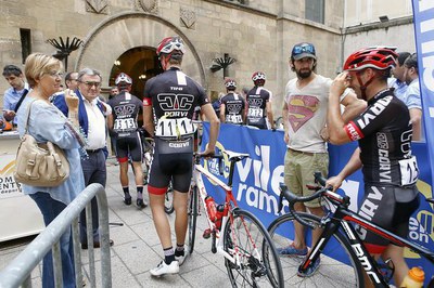 El control de signatures dels ciclistes ha tingut lloc davant l'Ajuntament.