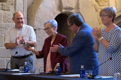 L'alcalde Ros lliura a Pilar Boldú en un suport informàtic tot el llegat musical digitalitzat del mestre Prenafeta.