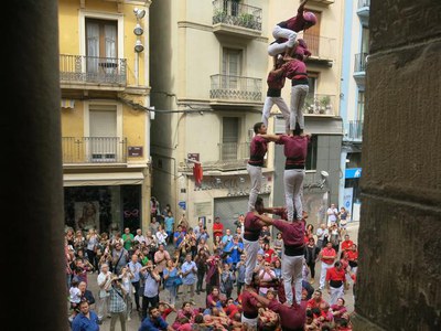 El 3 de 7 que els Castellers de Lleida han descarregat avui a la plaça de la Paeria..