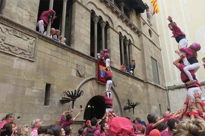 L'alcalde Ros agafa l'enxaneta des de dalt la Paeria davant la mirada de la pregonera de les festes de Tardor, Mari Pau Huguet.
