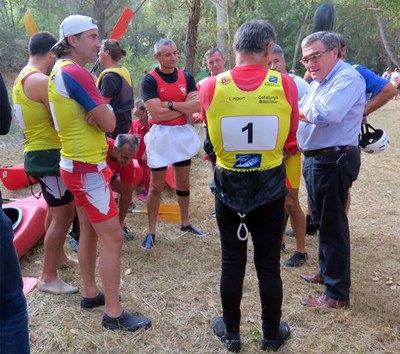 El paer en cap conversant amb el pare i el tiet de Saül Craviotto, que també han participat en el descens del Segre.