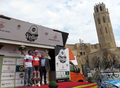 L'alcalde Ros ha posat el mallot de líder a Linares.