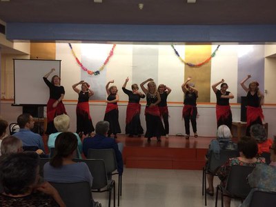 Aquesta festa ha comptat amb actuacions musicals dels usuaris i de la Coral de l’Associació “La Rosa, demostració de garrotín i un berenar de germano….