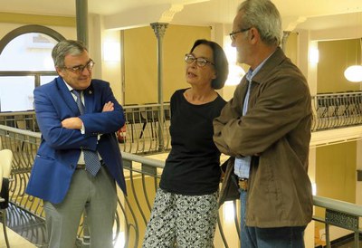 L'alcalde, amb els familiars d'Antoni Blàvia, militar republicà que va viure l'exili a França, Anglaterra i Amèrica..