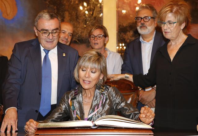 Mari Pau Huguet ha signat al llibre d'Or de la Ciutat.