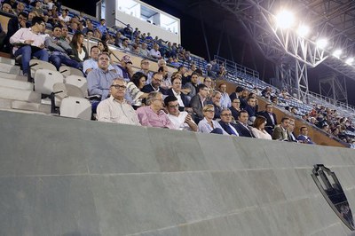 L'alcalde Ros i diversos regidors, amb el president del Lleida Esportiu, a la llotja del Camp d'Esports, que avui ha estrenat nova gespa amb victòria….