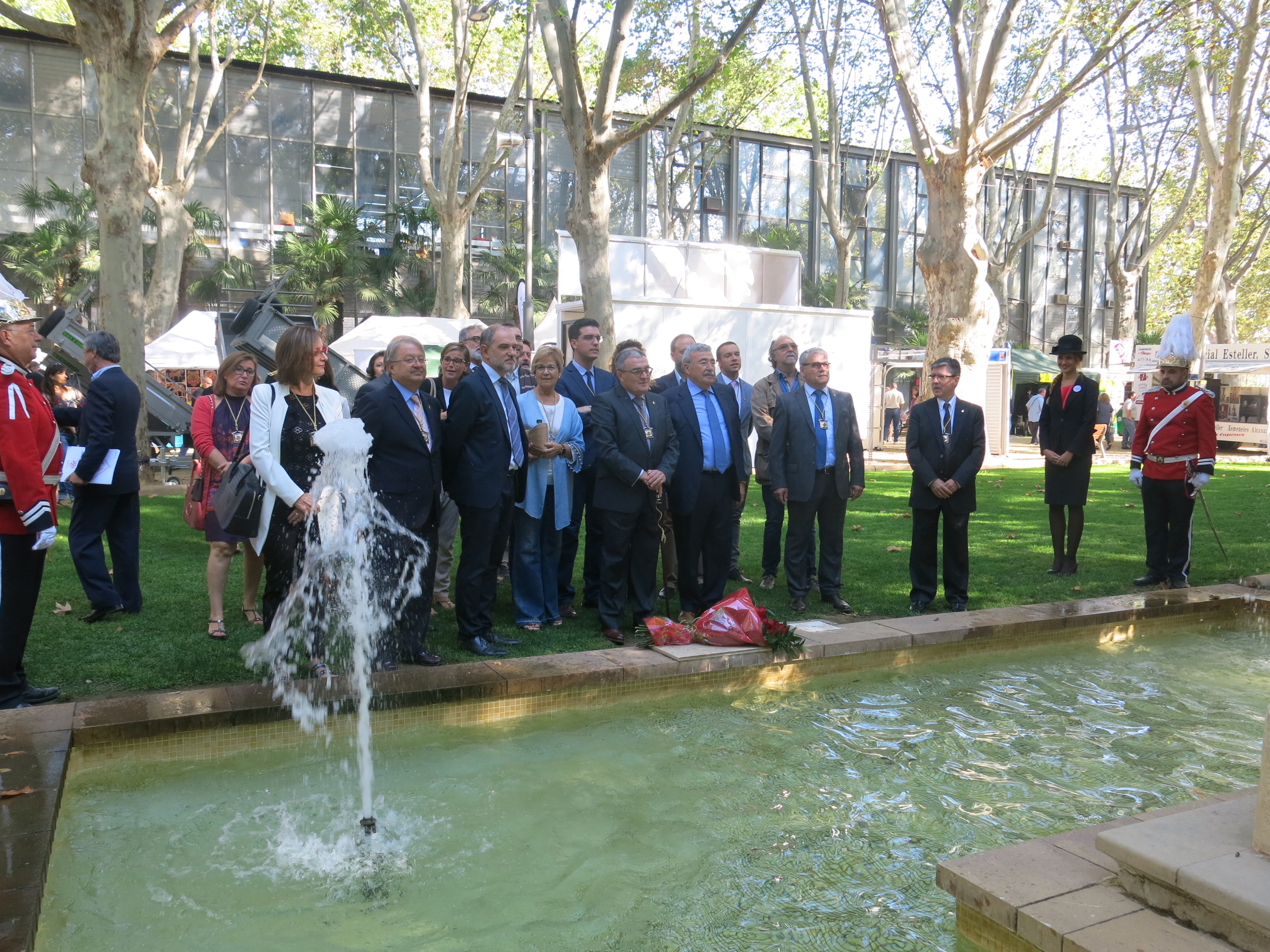 L'ofrena floral es fa a l’estàtua de l’alcalde Fuster, ubicada als Camps Elisis, que data del 1919, obra de l’artista Miquel Blay i que va ser restaurada per l’Ajuntament de Lleida fa dos anys