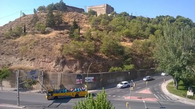 Alguns dels visitants han triat el bus turístic per pujar fins al Castell de Gardeny.