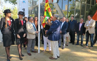 Hissada de la bandera, a l'entrada principal de la Fira de Sant Miquel, amb motiu del Dia del Segrià.