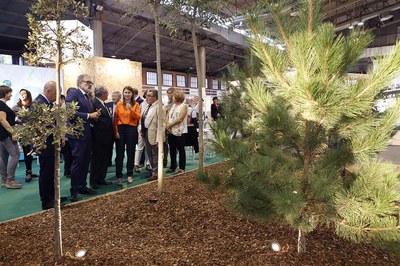 La consellera ha visitat la simulació del bosc urbà de l'estand de la Paeria a la Fira.