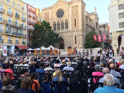 El festival folklòric ha tingut lloc a la plaça Sant Joan, que s'ha tornat a omplir de públic.