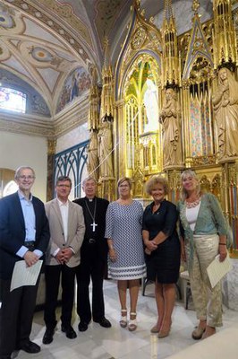 El bisbe Salvador amb els regidors i els directors de l'Acadèmia i de l'IEI.