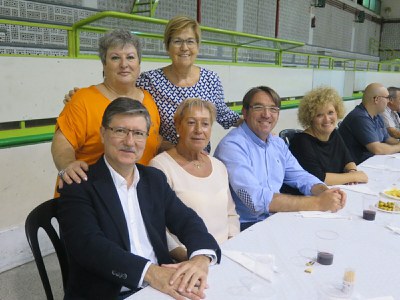 Els regidors han fet costat a la presidenta veïnal, Mari Carmen Guerrero.