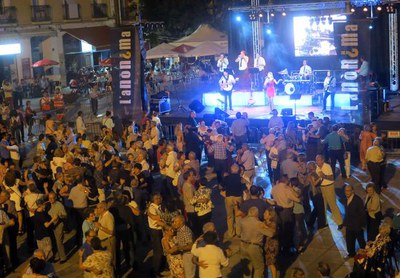 Ball de festa major a la plaça Sant Joan, amenitzat per l'Orquestra L'Anònima.