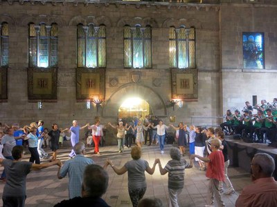 La música de cobla ha acompanyat les sardanes a la plaça Paeria.