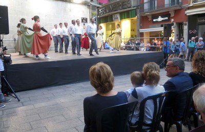 Recordansa amb l'Esbart Arrels i la Saca de Sitges, també a la plaça Paeria.