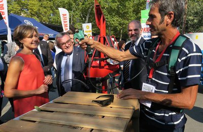 La ministra d’Agricultura en funcions, Isabel García Tejerina, i l'alcalde Àngel Ros, han recorregut els estands de la fira amb la comitiva d'autorit….