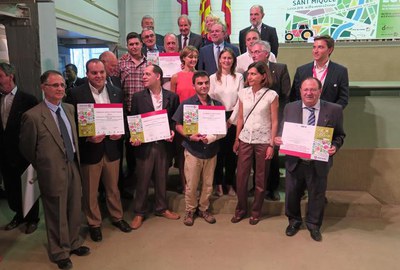 Les autoritats presents a la Fira de Sant Miquel en l'acte de cloenda amb els guardonats dels diferents premis convocats en el certamen.