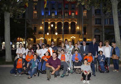 Il·luminació de la façana de la Paeria amb motiu del Dia Internacional de la paràlisi cerebral.