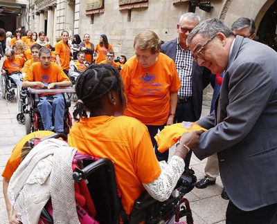 L’alcalde de Lleida, Àngel Ros, acompanyat de la presidenta d’Aremi, Mercè Batlle, ha participat juntament amb les famílies i les persones que són us….
