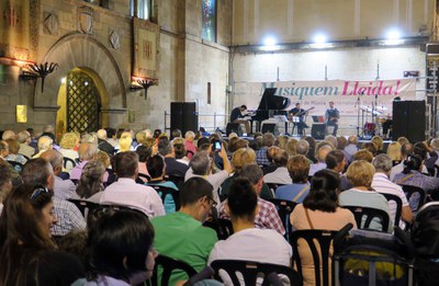 El públic ha tornat a respondre davant l'oferta cultural i ha omplert la plaça Paeria.