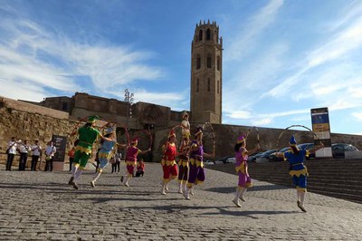 La Moixiganga del Sícoris Club donava la benvinguda als assistents al peu del Pont Llevadís.