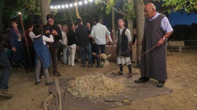 Cal travessar el mercat d'oficis, abans d'arribar al pont del boc de la Biterna.