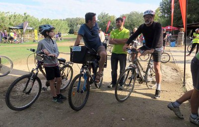 El tinent d'alcalde Larrosa i el regidor Baiget han participat en la pedalada popular.