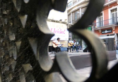 El públic ha estat molt entusiasta amb l'actuació del duo Saltors avui a la plaça Paeria.