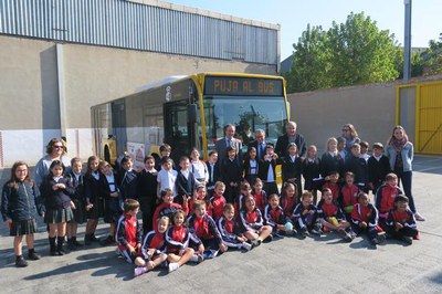 Dins de l'activitat, que forma part del programa educatiu municipal 'Educació a l'abast', l'alumnat ha fet una visita guiada en autobús.