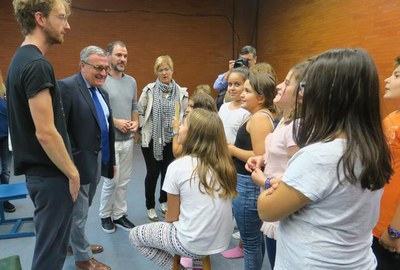 L'alcalde Ros i la tinent d'alcalde Parra han saludat els alumnes que aquesta tarda feien classe a l'Aula Municipal de Teatre.