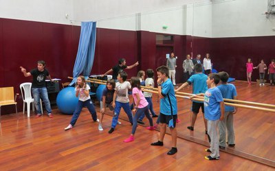 Visita del paer en cap a l’Aula Municipal de Teatre on ha assegurat que els més de 2.000 alumnes, les diverses companyies creades en aquest entorn i ….