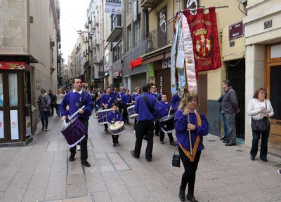 L'Agrupació de Tambors i Bombos anunciava el pas de la processó pels carrers de la ciutat.