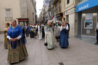 Les cambreres de la Verge han dut la imatge en processó.