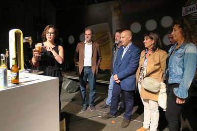 Instruint els regidors de com servir una cervesa de barril.