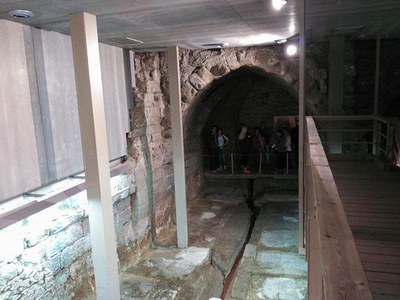 Una ruta arqueològica amagada dins d'establiments comercials.