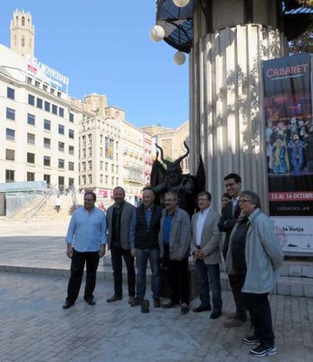Els regidors i representants de l'Eix amb la Gàrgola vivent que ambienta la plaça Sant Joan.