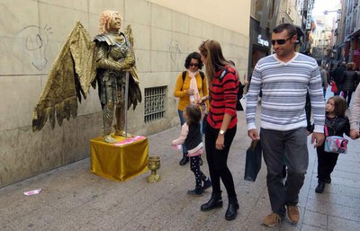 Les estàtues estan essent avui l'atracció de l'Eix Comercial.