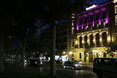La façana de la Paeria, de rosa, per sumar-se a la commemoració del Dia Mundial Contra el Càncer de Mama.