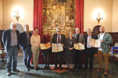 L’alcalde Ros ha agraït la donació de 110 cartells del Lleida a la Paeria, que formen part de la història esportiva i futbolística de la ciutat.
