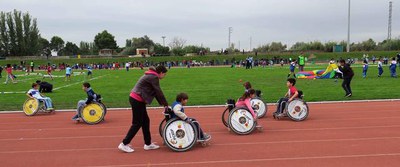 Els joves han conegut també la pràctica de l'esport per a discapacitats.