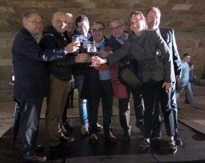 Brindant per l'èxit de la Festa del Vi, que arriba a la seva 8a edició.
