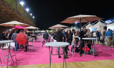 La plaça de la Llotja acull les parades dels 28 establiments que hi participen.