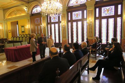 Gómez els ha donat la benvinguda a la ciutat i els ha explicat l'origen de l'Ajuntament de Lleida i del nom de la Paeria, així com l’evolució de la c….